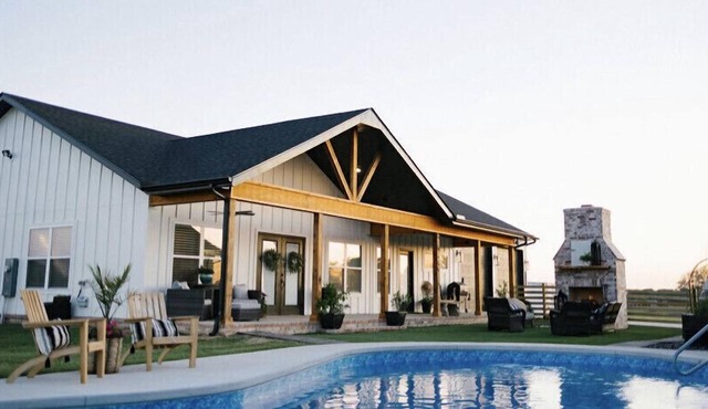 New spacious guest house with pool, 6.9 miles from University of Arkansas!