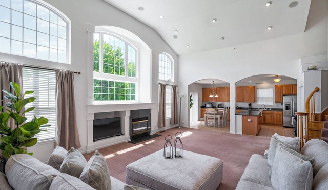 New! Spacious Home 6BD/3BTH - Sleeps 16! in Hoffman Estates!