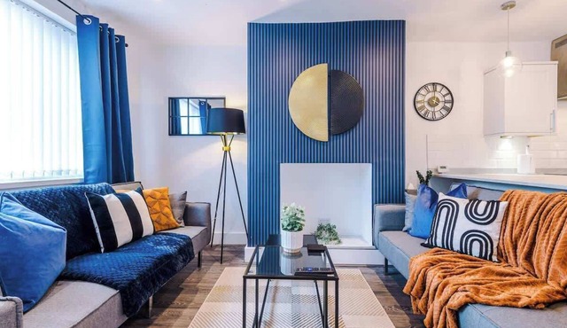 NEW! Spacious Home, Ideal for Groups, FREE Parking