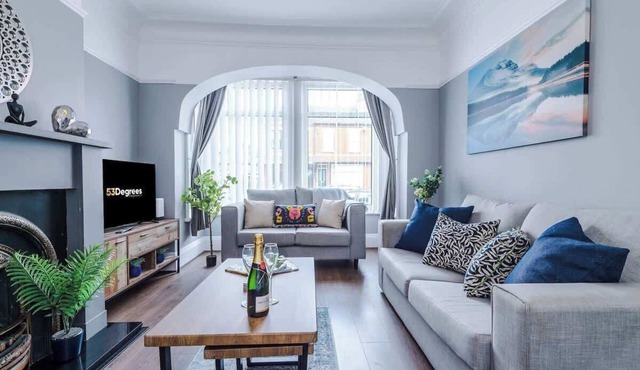 NEW! Spacious Home, Ideal for Groups, FREE Parking