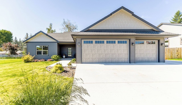 New Spacious Home with 3 Car Garage, Private Backyard, close to Downtown