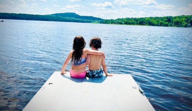 NEW! Spacious house close to pool and lake, A/C, Firepit, Game room