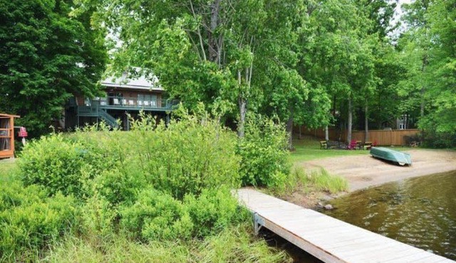 New Spacious Lakefront Family Cottage w/BBQ & Toys