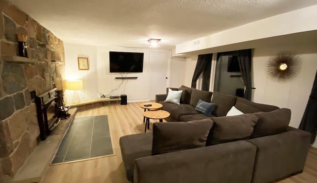 NEW!!! Spacious lakefront cottage close to Toronto