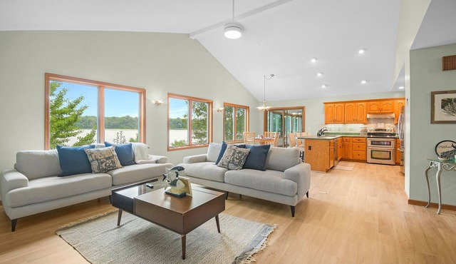 NEW Spacious Lakehouse Retreat +private pier