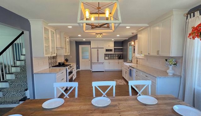 NEW Spacious Oasis near quiet beach! Private backyard, games, gorgeous kitchen