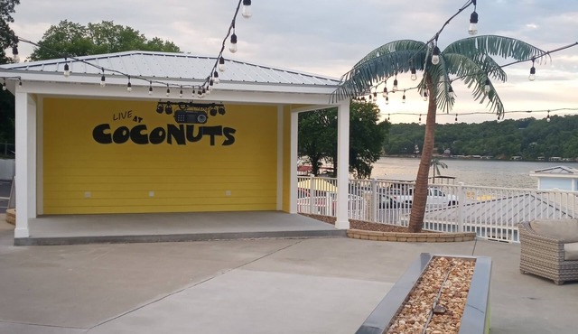 New spacious RV that sits just steps away from the Beautiful Lake of the Ozarks