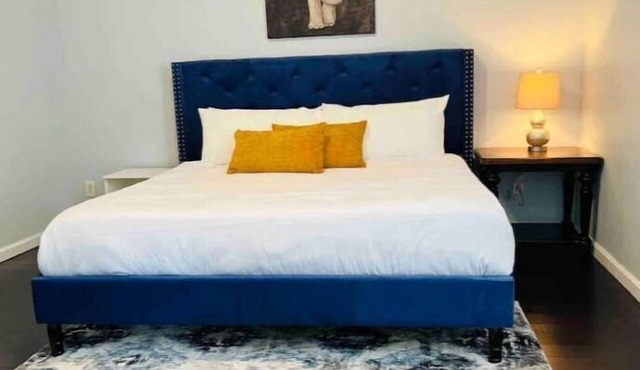 New Spacious Stylish King Bed Apt - Free Parking