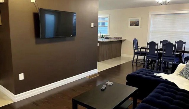 New Spacious Townhouse, 15 mns to DT, bckyrd, deck