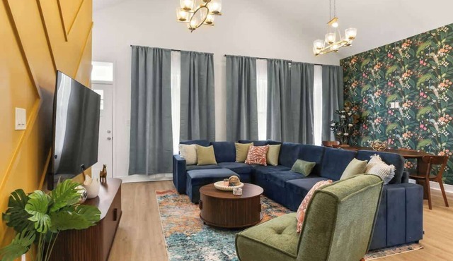 New! Spacious Uptown HangOut - 3 Bed, 3 Bath