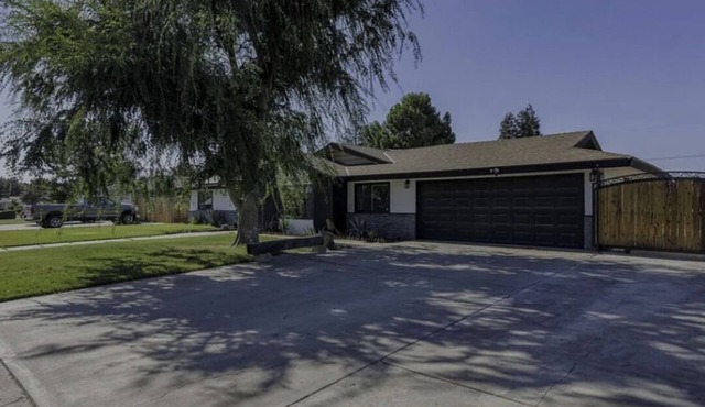 New! Specious 3-bedroom house in lovely Bakersfield with AC and pool