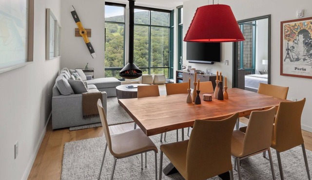 NEW SPRUCE PEAK TREE HOUSE UNIT STEPS TO THE LIFTS. WITH BIG MOUNTAIN VIEWS SLEEPS 9