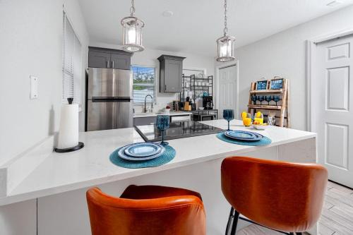 NEW Steps to Downtown - 7 Mins to Beach & Free Parking