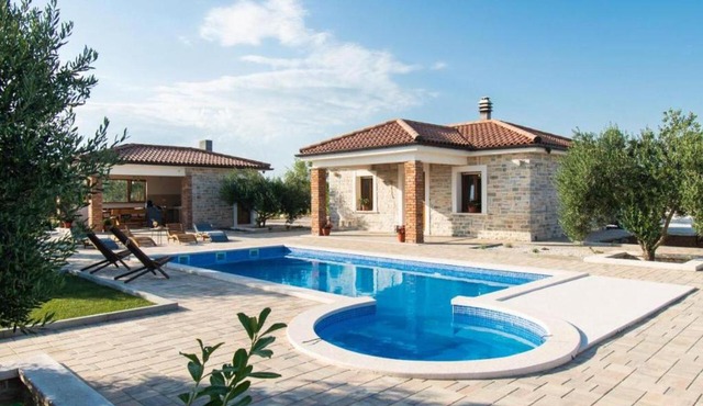 NEW! Stone Villa Lux Lunis
