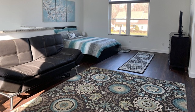 New studio apartment just minutes from wine country and Lake Erie