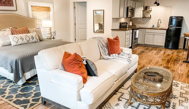 New Studio Apt w/KING Bed- 1mi. to Columbia`s Sq!