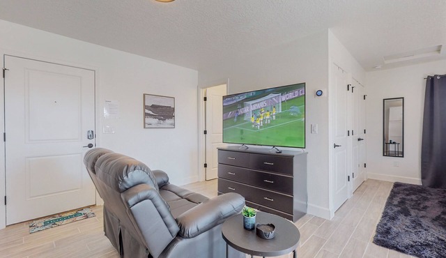 New Studio, Balcony w/views, Nexflix, Pooln