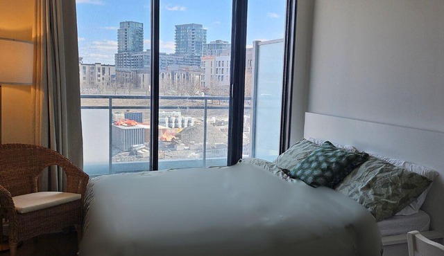 New studio in Ville-Marie, near subway, 20 mins to Old Town, with gym/lounge