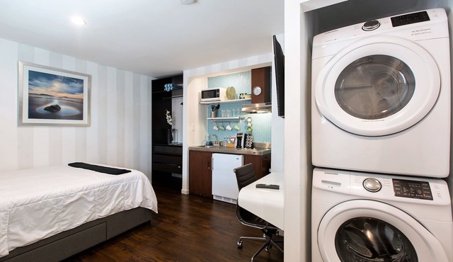 New Studio with Pool and Laundry