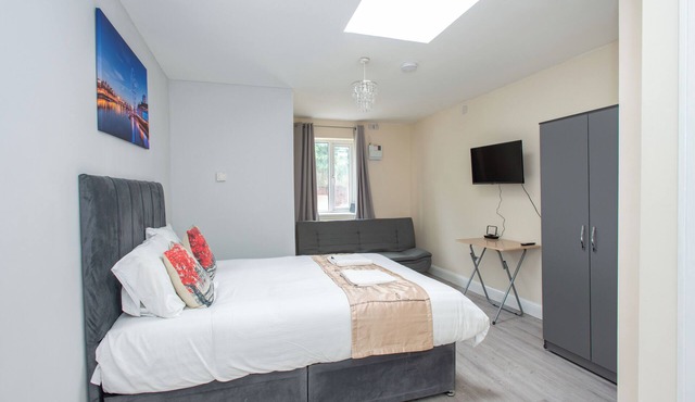 *New Studio* Zone 6 Cheslfield 2