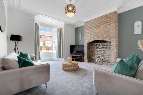 NEW! Stunning 4 Bedroom Home in South Shields by Stay With Us, Perfect for Families & Contractors!, FREE Parking!