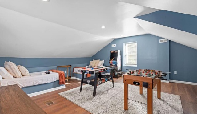 NEW! Stunning 4bd, near stadium, hottub, Mini golf