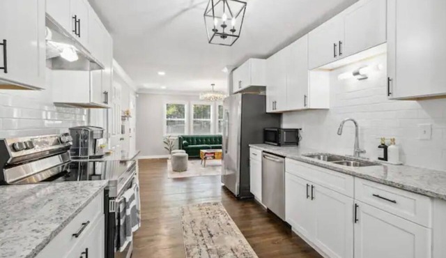 NEW Stunning ATL Hideaway 0.7 miles from Airport