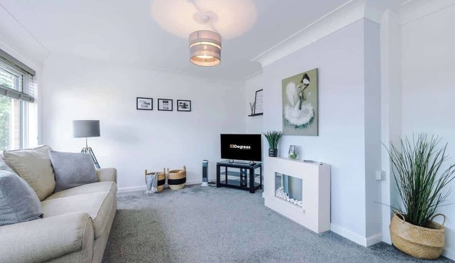 NEW! Stunning Bungalow, Ideal for Groups, Parking!