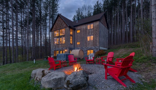 New & Stunning Chalet!⛷ A+ Reno, Hot-Tub, Barrel Sauna, Slope Views, Fire Pit🔥