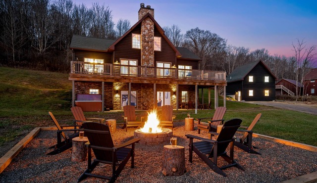 New & Stunning Chalet!⛷ A+ Reno, Hot-Tub, Barrel Sauna, Slope Views, Fire Pit🔥