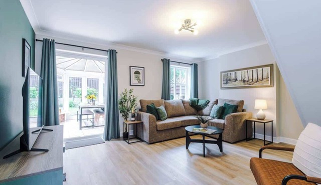 NEW! Stunning Home, Ideal for Groups, FREE Parking