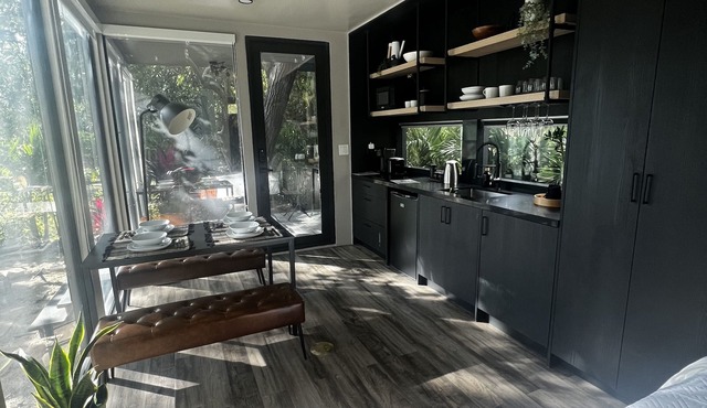 *NEW Stunning minimalist tiny home in the city! Modern and stylish!