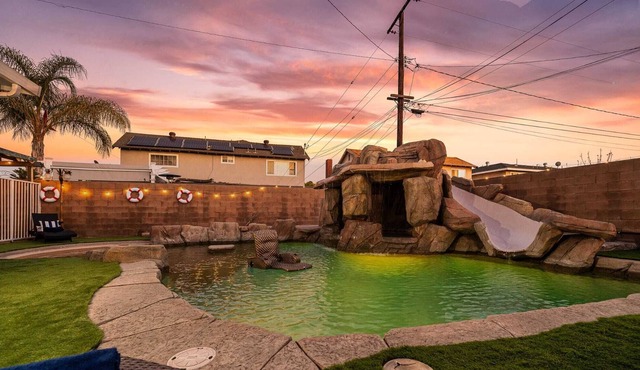 *NEW* Stunning Resort Pool/Jacuzzi House Sleeps 16