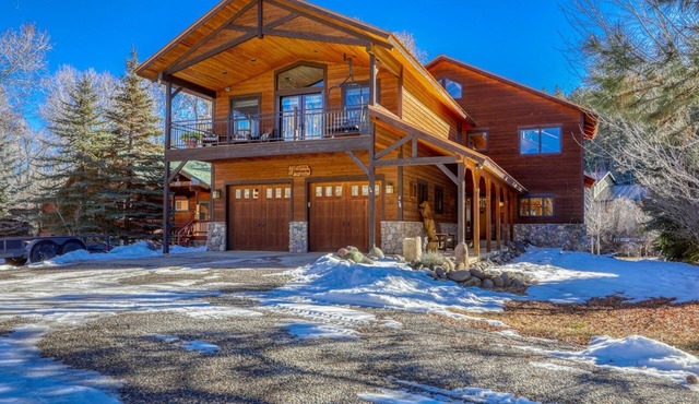 New! Stunning Riverfront Home With Hot Tub!