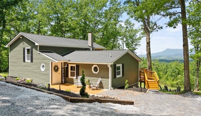 NEW STUNNING VIEW OVERLOOK MASSANUTTEN with HOT TUB and Adjoin SHEN NATL PARK!
