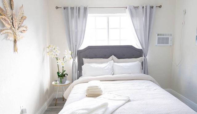 NEW!! STYLISH 1 BEDROOM 15 MIN FROM EVERY WHERE