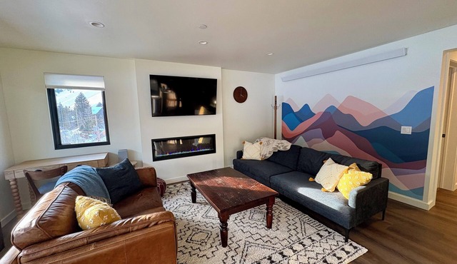 New & Stylish 2 bedroom condo with great views. Close to downtown & ski lifts