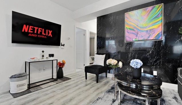 NEW Stylish 2BR Suite With Sofa Bed, 7 Mins to Niagara Falls and Sleeps 6