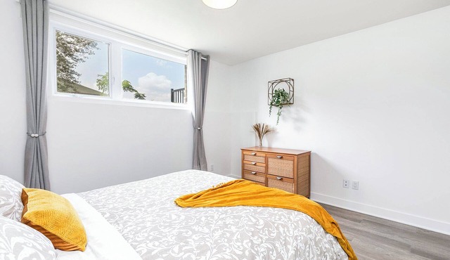 New Stylish 3-beds free parking close to Dix 30&DT