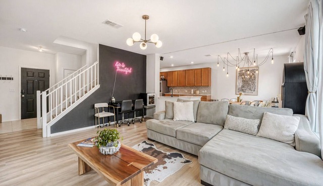NEW Stylish 3BR by Tesla, Airport + F1