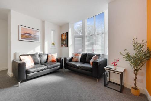 NEW! Stylish 5-Bed Apartment in Stockton-on-tees by Stay With Us, Perfect for Contractors & Large Groups, FREE Parking!