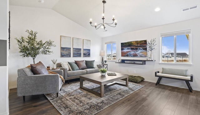 New, Stylish & centrally located. By Ford Idaho Center, shops & restaurants!