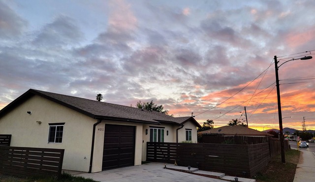 New! Stylish Home, 4TVs, 5min to Dwntwn! Pets ok!