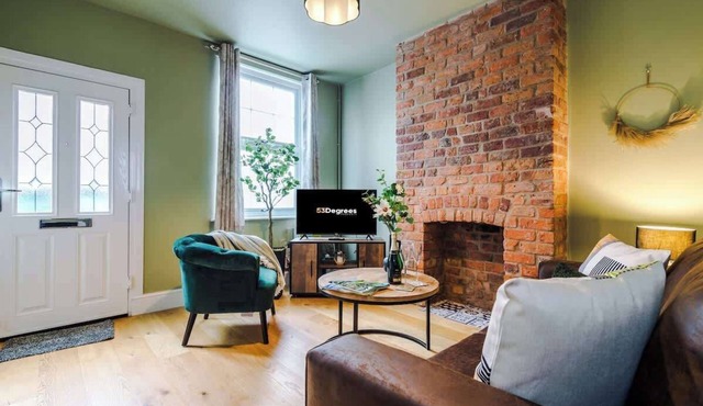 NEW! Stylish home, amazing location, sleeps 6!