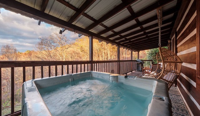NEW Stylish Log Cabin w/Hot Tub, Views, Firepit in the Nantahala Forest!