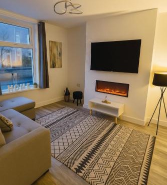 New Stylish Modern Home & Free Parking!