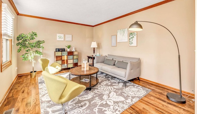 New★ Stylish & Spacious ~ 5★ Location, ♛Royal Beds, | Sleeps 10