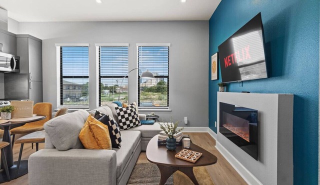 New suite with full Kitchen and Livingroom Dallas
