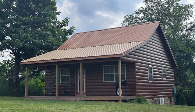 NEW- Sunset Bliss, cozy 1 bedroom, 1 loft cabin in the heart of Jonesborough
