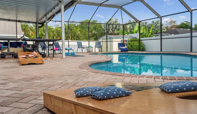New! Sunshine Getaway! Heated Pool, Hot Tub, Games